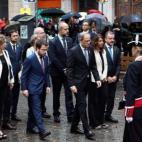 Pol&iacute;ticos durante una 'Diada' pasada por agua.