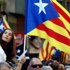 Mujer celebrando 'La Diada' y fotografi&aacute;ndose con una estelada.