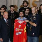 En 2006, la selección española de baloncesto lograba el Mundial en Japón. El rey recibió a los campeones, que le entregaron esta camiseta firmada.