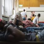 Refugiados descansan en el suelo en un refugio en la estación central de Stuttgart (Alemania), el 1 de septiembre de 2015. La estación de ferrocarriles Keleti de Budapest ha sido reabierta tras permanecer cerrada algo más de una hora, aunque ...