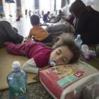 Refugiados procedentes de la estación de Budapest a través de Austria esperan un medio de transporte para acudir a uno de los centros de refugiados en la estación de Múnich.