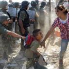Varios refugiados intentan cruzar la frontera entre Macedonia y Grecia cerca de Gevgelija, Macedonia, el 2 de septiembre del 2105. En la ruta de los Balcanes los refugiados suelen pasar por Grecia, Macedonia y Serbia antes de entrar en Hungría,...