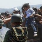 Varios refugiados intentan cruzar la frontera entre Macedonia y Grecia cerca de Gevgelija, Macedonia, el 2 de septiembre del 2105. En la ruta de los Balcanes los refugiados suelen pasar por Grecia, Macedonia y Serbia antes de entrar en Hungría,...