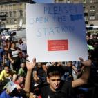 Inmigrantes participan en una protesta ante la estación de ferrocarriles Keleti de Budapest, en Hungría. La estación de Keleti ha sido reabierta tras permanecer cerrada algo más de una hora, aunque por el momento no se permite el acceso a lo...