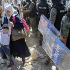 Inmigrantes cruzan la frontera entre Macedonia y Grecia cerca de Gevgelija (Macedonia) hoy, 2 de septiembre de 2105.