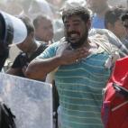Varios refugiados intentan cruzar la frontera entre Macedonia y Grecia cerca de Gevgelija, Macedonia, el 2 de septiembre del 2105.