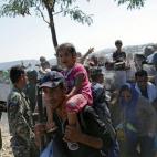 Varios refugiados intentan cruzar la frontera entre Macedonia y Grecia cerca de Gevgelija, Macedonia, el 2 de septiembre del 2105.
