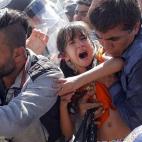 Migrantes cruzan la frontera entre Macedonia y Grecia cerca de Gevgelija (Macedonia) este miércoles, 2 de septiembre de 2105.