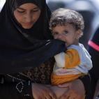 Migrantes cruzan la frontera entre Macedonia y Grecia cerca de Gevgelija (Macedonia) este miércoles, 2 de septiembre de 2105.