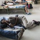 Refugiados descansan en el suelo en un refugio en la estación central de Stuttgart (Alemania) este martes, 1 de septiembre de 2015.
