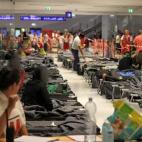 Miembros de la Cruz Roja acomodan camas en la estación de Salzburgo (Austria) para los refugiados que esperan poder coger un tren a Alemania.