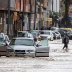Un hombre sale de su coche tras quedar atrapado en la N-301 a su paso por Molina de Segura.