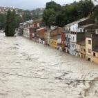 Vista del río Clariano que se ha desbordado este jueves a su paso por Ontinyent tras las fuertes lluvias registradas durante la noche.