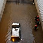 Bomberos trabajan en el rescate del cuerpo sin vida del hombre de mediana edad y origen subsahariano fallecido esta madrugada en un paso subterráneo inundado por la lluvia en Almería y al que habría accedido junto a otras dos personas en un v...