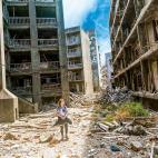 La isla fue abandonada en 1970, sus habitantes obtenían carbón para la compañía Mitsubishi. Si pudiera decirse algo de este sitio es que aparece en Skyfall, la última película de James Bond.