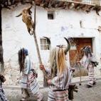 El sábado y el domingo de carnaval los cucurrumachos invaden las calles de Navalosa, un pueblo de Ávila, haciendo sonar los pequeños cencerros que llevan a la espalda.