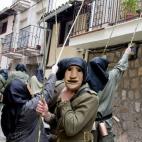 Desde 2013 el sábado de carnaval los machurreros toman las calles de Pedro Bernardo (Ávila) con sus cencerros, sus máscaras de madera y sus uniformes militares. Una tradición que se perdió en los años 40 y que ha sido recuperada gracias al...