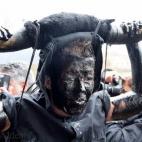 El sábado de carnaval a la orilla del río Tajuña los diablos persiguen por la calle a las mozas y a los curiosos que se acercan a ver esta fiesta. Después de recorrer las calles del pueblo todo el mundo se junta en la plaza.