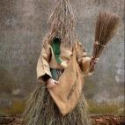 El Carnaval de Mecerreyes se recuperó en los años 80 después de cuatro décadas desaparecido y cada vez son más los personajes los que se van sumando a esta vistosa fiesta que se celebra en un pueblo de Burgos y que gira en torno a un gallo.