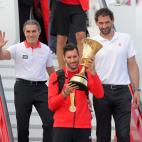 La Selecci&oacute;n espa&ntilde;ola de baloncesto bajando del avi&oacute;n