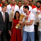 Los reyes Felipe y Letizia reciben del capit&aacute;n de la selecci&oacute;n espa&ntilde;ola de baloncesto Rudy Fern&aacute;ndez la copa de campeones