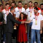 El rey Felipe recibe del capit&aacute;n de la selecci&oacute;n espa&ntilde;ola de baloncesto Rudy Fern&aacute;ndez la copa