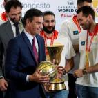 El presidente del Gobierno en funciones Pedro S&aacute;nchez recibe un bal&oacute;n firmado por los jugadores de la selecci&oacute;n espa&ntilde;ola de baloncest