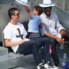Cristiano Ronaldo llevó a su hijo, Cristiano Ronaldo Jr., al mirar el juego del Abierto de Madrid entre Rafael Nadal y Jarkko Nieminen, el 8 de mayo.