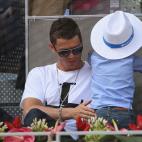 Cristiano Ronaldo llevó a su hijo, Cristiano Ronaldo Jr., al mirar el juego del Abierto de Madrid entre Rafael Nadal y Jarkko Nieminen, el 8 de mayo.