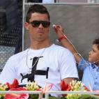 Cristiano Ronaldo llevó a su hijo, Cristiano Ronaldo Jr., al mirar el juego del Abierto de Madrid entre Rafael Nadal y Jarkko Nieminen, el 8 de mayo.