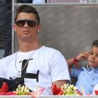 Cristiano Ronaldo llevó a su hijo, Cristiano Ronaldo Jr., al mirar el juego del Abierto de Madrid entre Rafael Nadal y Jarkko Nieminen, el 8 de mayo.