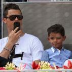 Cristiano Ronaldo llevó a su hijo, Cristiano Ronaldo Jr., al mirar el juego del Abierto de Madrid entre Rafael Nadal y Jarkko Nieminen, el 8 de mayo.