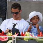 Cristiano Ronaldo llevó a su hijo, Cristiano Ronaldo Jr., al mirar el juego del Abierto de Madrid entre Rafael Nadal y Jarkko Nieminen, el 8 de mayo.