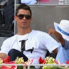 Cristiano Ronaldo llevó a su hijo, Cristiano Ronaldo Jr., al mirar el juego del Abierto de Madrid entre Rafael Nadal y Jarkko Nieminen, el 8 de mayo.