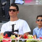 Cristiano Ronaldo llevó a su hijo, Cristiano Ronaldo Jr., al mirar el juego del Abierto de Madrid entre Rafael Nadal y Jarkko Nieminen, el 8 de mayo.