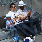 Cristiano Ronaldo llevó a su hijo, Cristiano Ronaldo Jr., al mirar el juego del Abierto de Madrid entre Rafael Nadal y Jarkko Nieminen, el 8 de mayo.