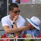 Cristiano Ronaldo llevó a su hijo, Cristiano Ronaldo Jr., al mirar el juego del Abierto de Madrid entre Rafael Nadal y Jarkko Nieminen, el 8 de mayo.