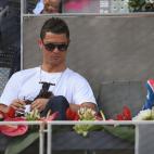 Cristiano Ronaldo llevó a su hijo, Cristiano Ronaldo Jr., al mirar el juego del Abierto de Madrid entre Rafael Nadal y Jarkko Nieminen, el 8 de mayo.