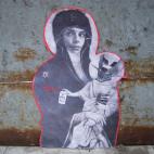 La visita del papa se recibió con esta intervención en la que Ana Botella aparece como una Virgen.