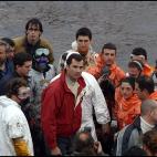 El príncipe Felipe durante su visita a la zona afectada por la marea negra