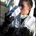 Una voluntaria durante los trabajos de limpieza en las Rias Baixas