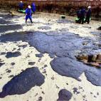 Trabajos de limpieza en la playa de Muxia