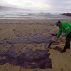 Trabajadores limpiando chapapote en la playa de Doninos cerca de Ferrol