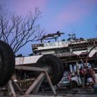 Estado de la puerta principal del aeropuerto Daniel Z. Romualdez de Tacloban, tras el paso del tifón Yolanda, en noviembre de 2013.