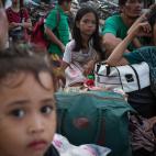 Familias afectadas por el tifón Yolanda, en Taclobán (Filipinas), el 13 de noviembre de 2013.