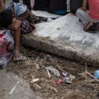 Un muchacho espera a ser evacuado en Taclobán el 13 de noviembre de 2013.