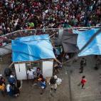 Un muchacho espera a ser evacuado en Taclobán el 13 de noviembre de 2013.