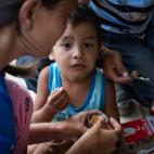 Familias evacuadas y niños del tifón Yolanda reciben las primeras y más básicas ayudas del gobierno y las organizaciones internacionales en Taclobán el 13 de noviembre de 2013.