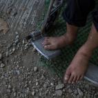 Detalle de los pies de un anciano, víctima del tifón Yolanda, en Taclobán el 13 de noviembre de 2013.