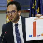 El portavoz del PSOE, Antonio Hernando, tiene una vivienda en Galapagar (Madrid) y 4.180 euros en cuenta corriente, además de dos automóviles, y está pendiente de amortizar 88.645 euros de dos hipotecas por un importe conjunto de 576.000 euros.